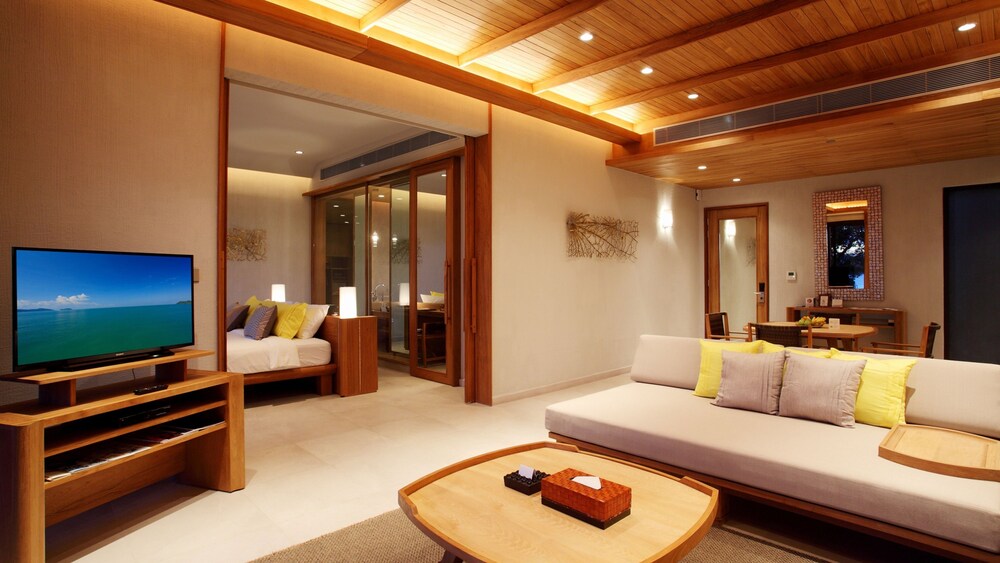 1BR Penthouse Ocean View, Free MiniBar&Snacks - Living Area