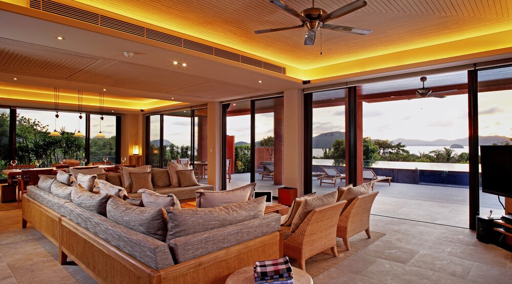 4BR Residence Villa, Free MiniBar&Snacks - Living Area