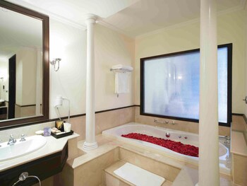 Deep Soaking Bathtub