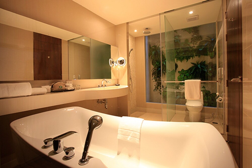 Bathroom, Phuket Graceland Resort And Spa