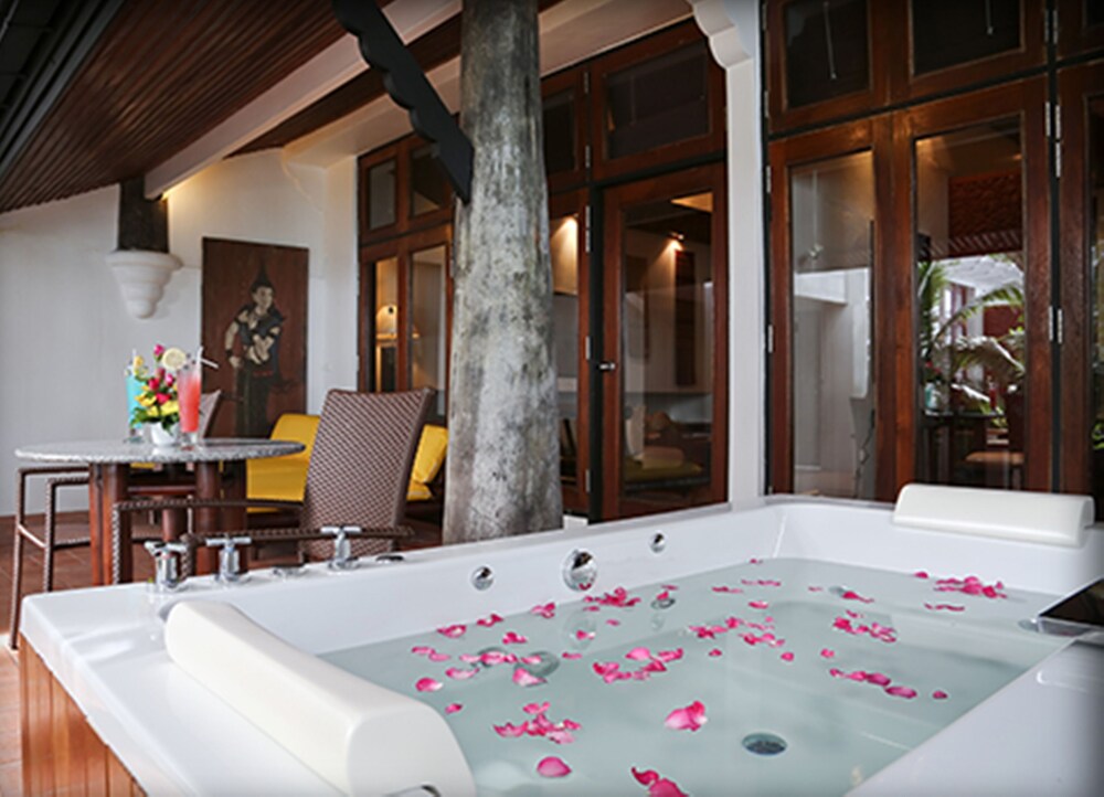 Deep Soaking Bathtub