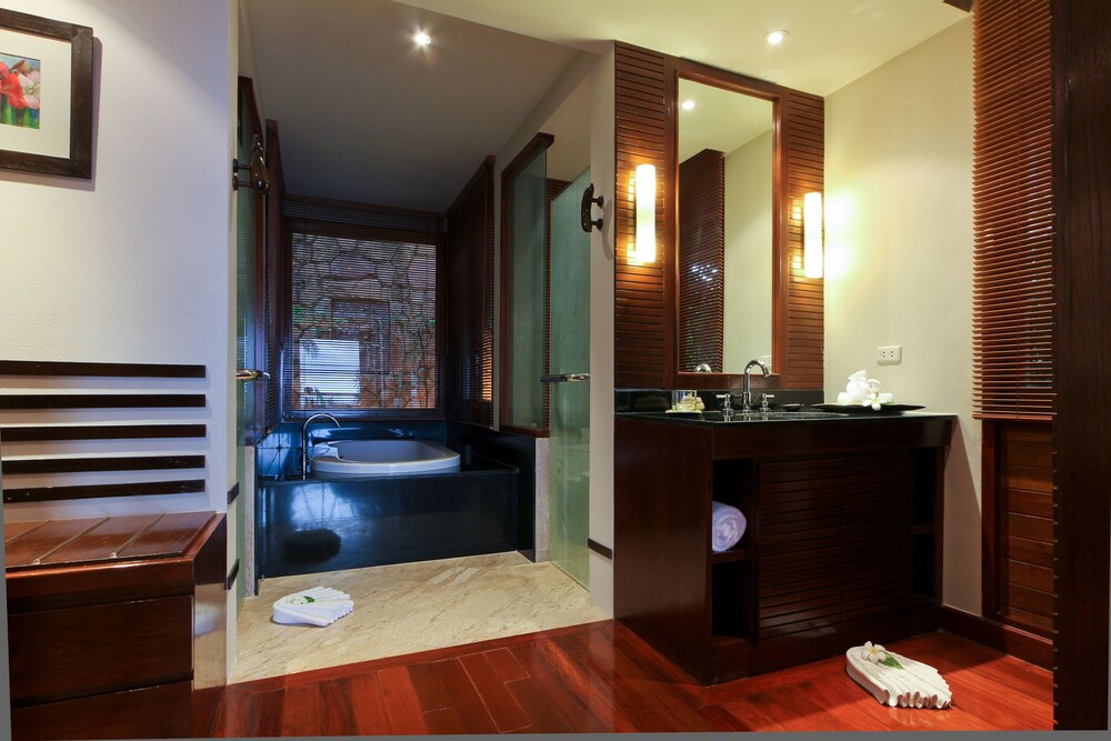 Courtyard Suite - Located 1/3 up the hill from the public road, Garden View - Bathroom