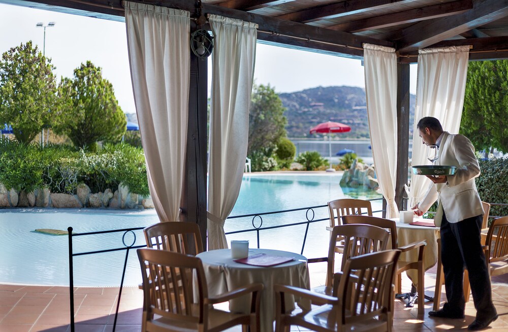 Poolside Bar