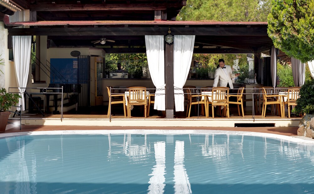 Poolside Bar