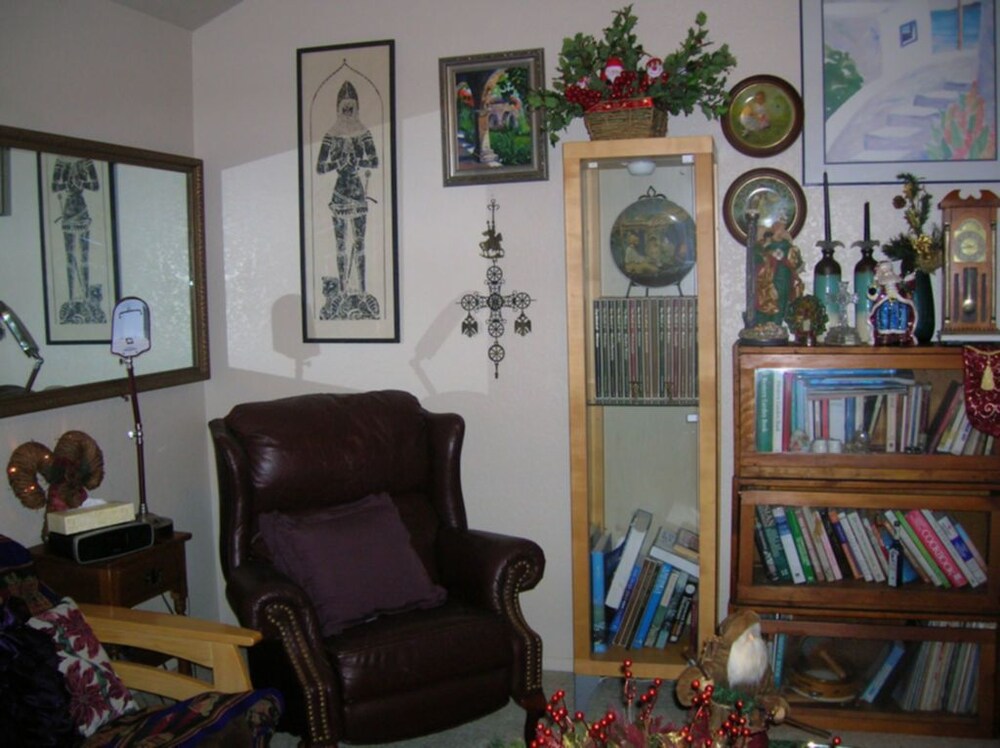 Sea Breeze Townhouse ($150.00 Cleaning Fee, Per Stay) - Living Room