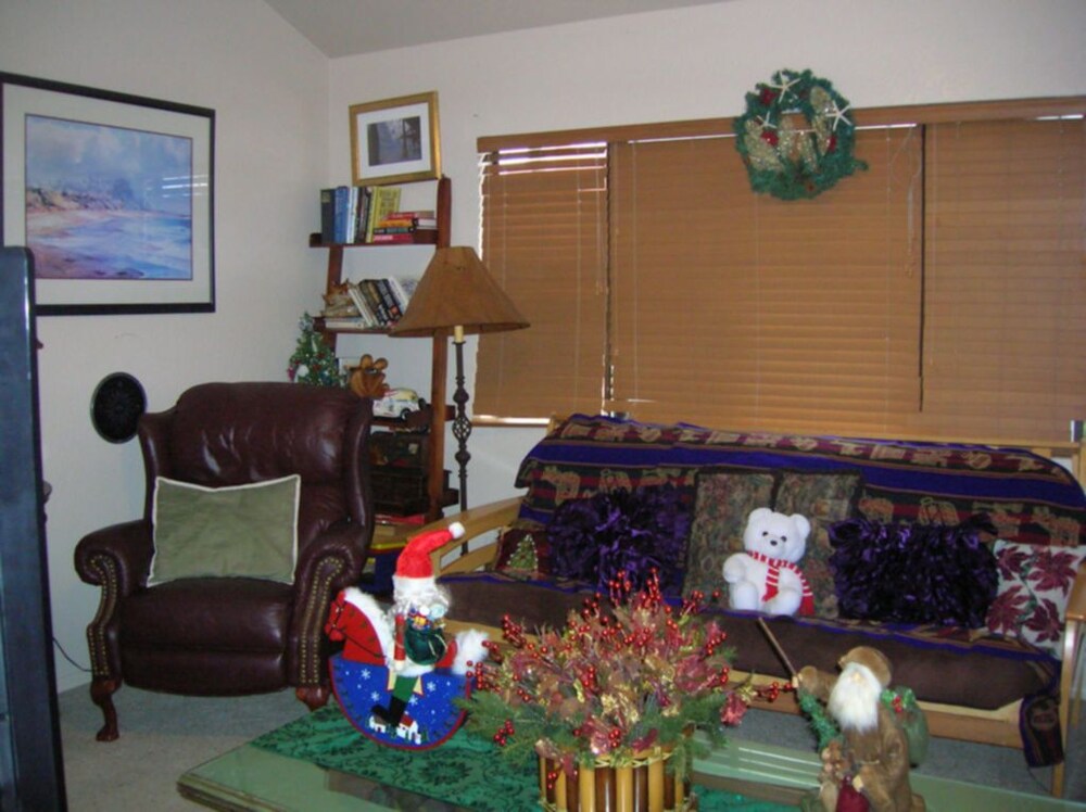 Sea Breeze Townhouse ($150.00 Cleaning Fee, Per Stay) - Living Area