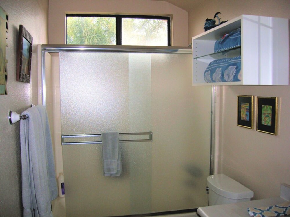 Sea Breeze Townhouse ($150.00 Cleaning Fee, Per Stay) - Bathroom