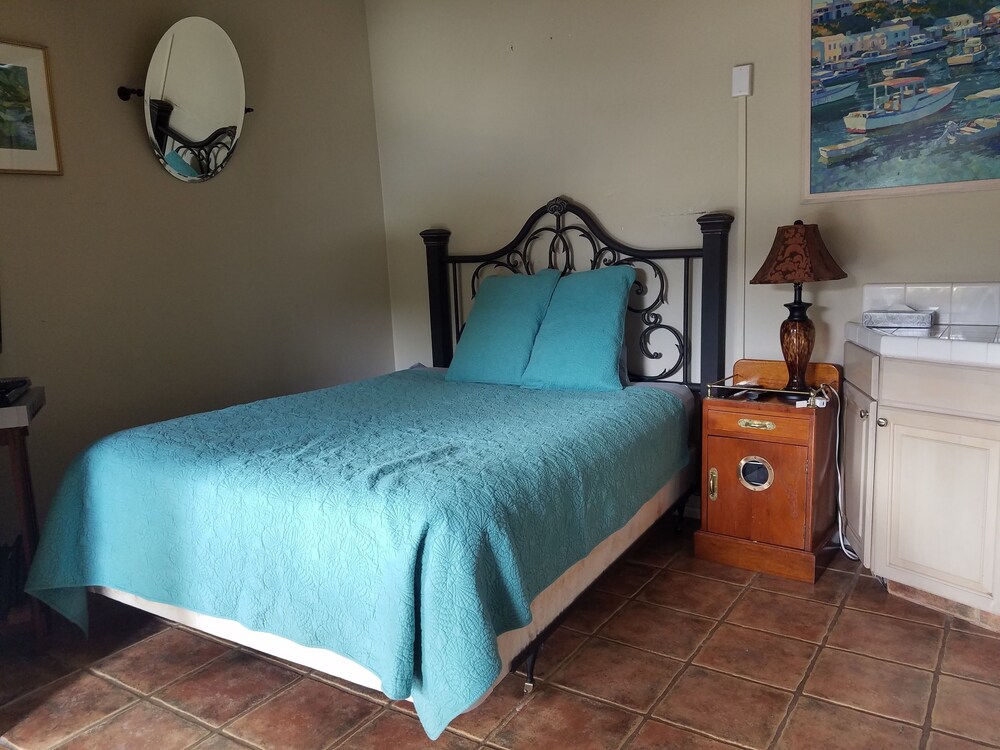 Sea Horse Studio ($50.00 Cleaning Fee, Per Stay) - Guestroom