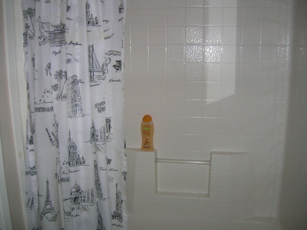 Sea Breeze Townhouse ($150.00 Cleaning Fee, Per Stay) - Bathroom