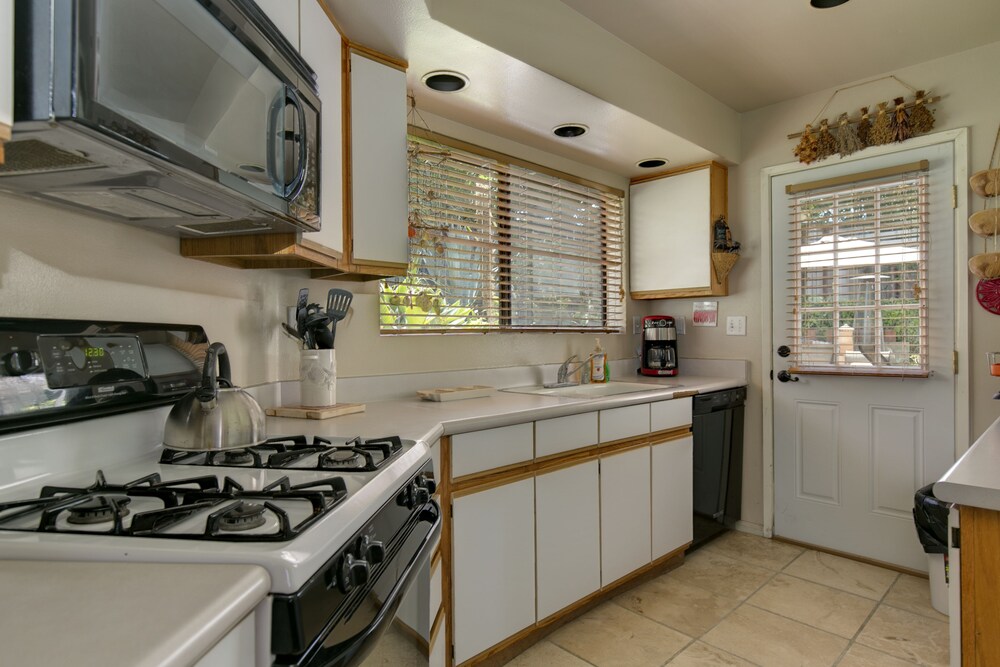 Sea Breeze Townhouse ($150.00 Cleaning Fee, Per Stay) - In-Room Kitchen