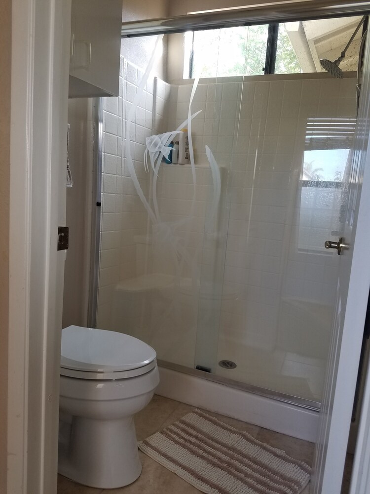 Sea Breeze Townhouse ($150.00 Cleaning Fee, Per Stay) - Bathroom