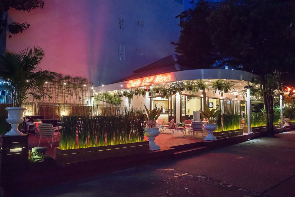 ด้านหน้าของโรงแรม - ช่วงเย็น/กลางคืน