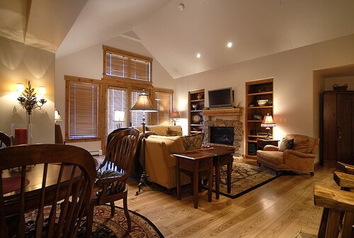 A403 - 3-Bedroom Penthouse - King/King/Queen - Living Area