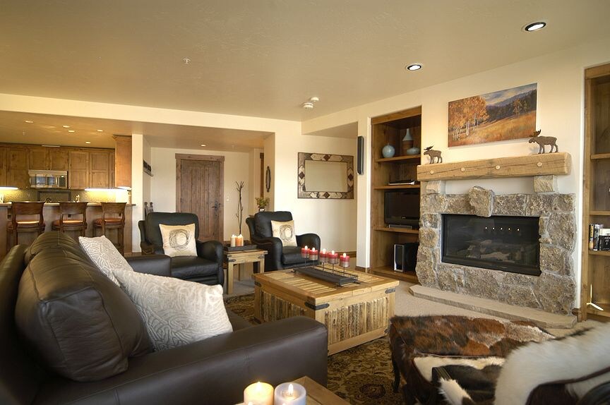 C302 - 3-Bedroom Condo - King/Queen/Twin-top Queen Bunk - Living Room
