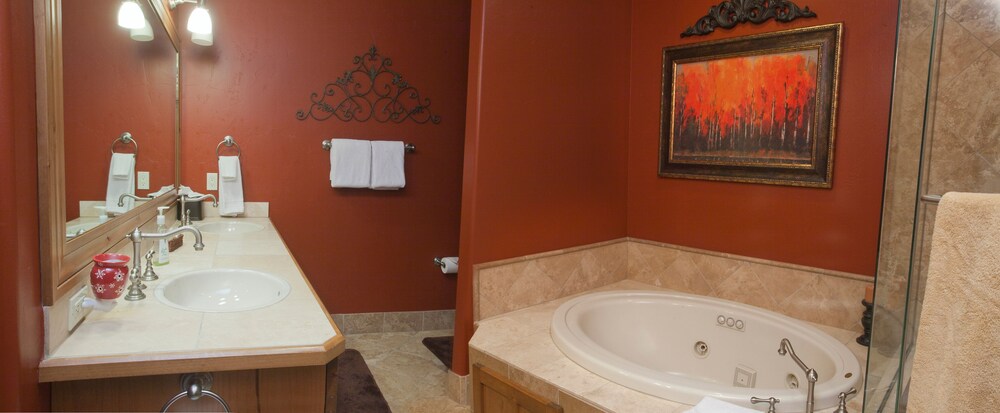 C303 - 2-Bedroom Condo - King/Queen Bunk + Futon - Bathroom