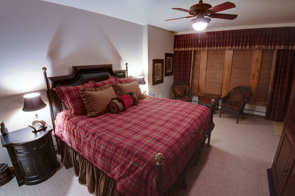 A304 - 2-Bedroom Condo - King/King - Guestroom
