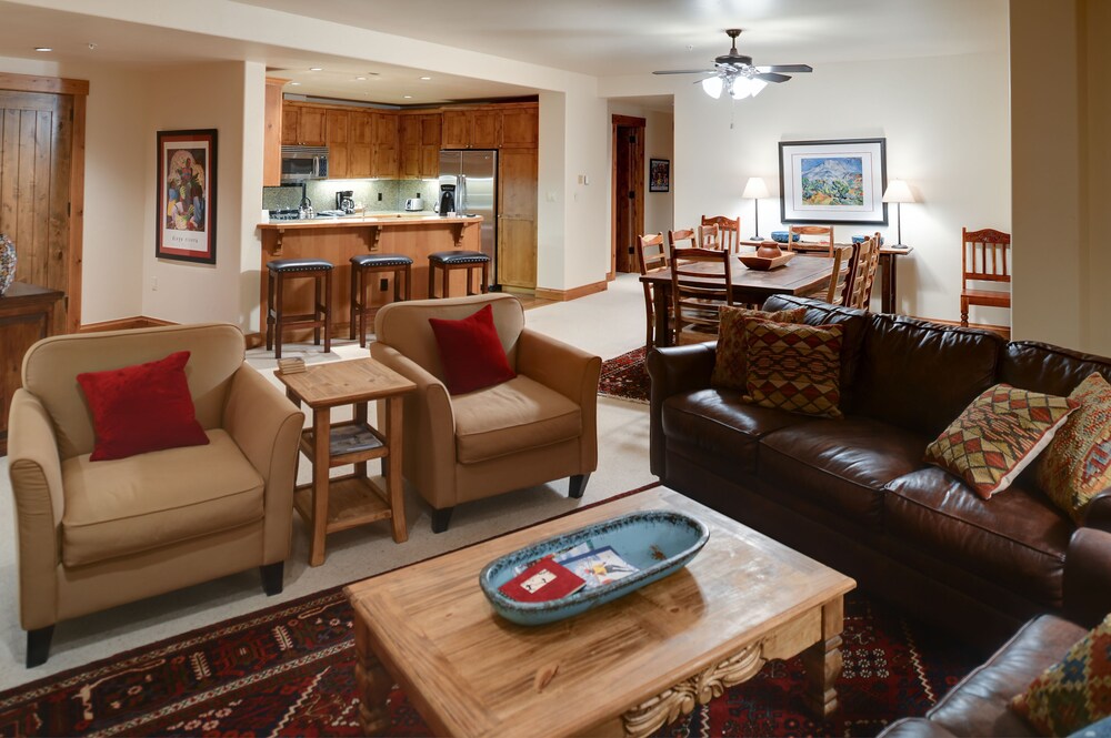 B202 - 3-Bedroom Condo - King/King + 2 Twins/Twin Bunks + Twin - Living Area