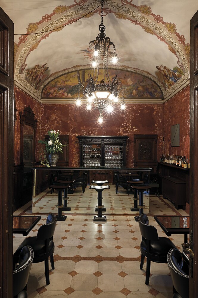 Hotel Bar
