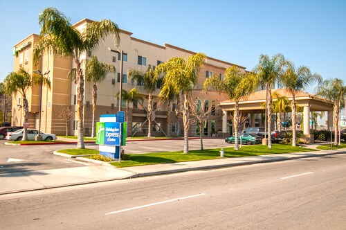 Holiday Inn Express and Suites Bakersfield Central, an IHG Hotel