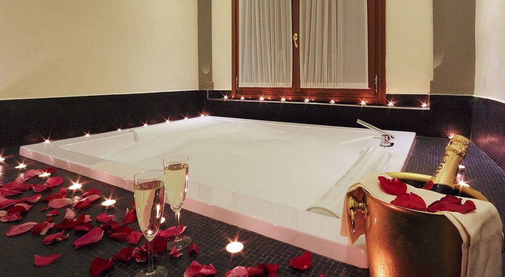 Deep Soaking Bathtub