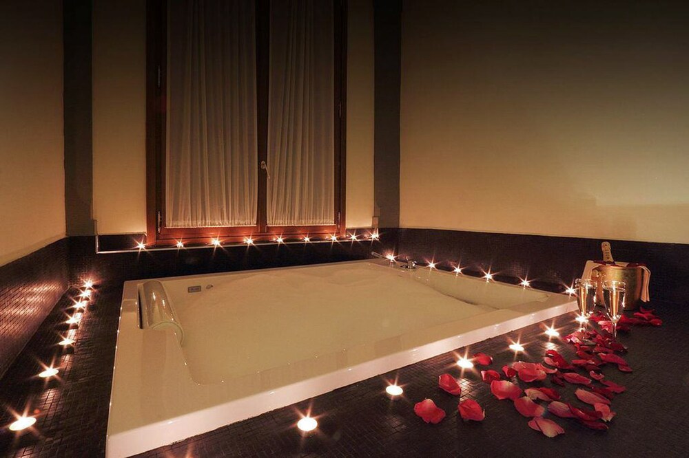 Deep Soaking Bathtub