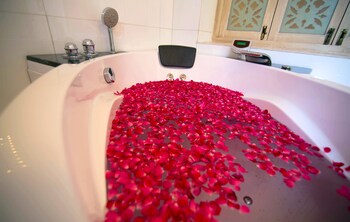 Deep Soaking Bathtub
