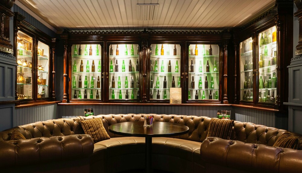 Hotel Bar