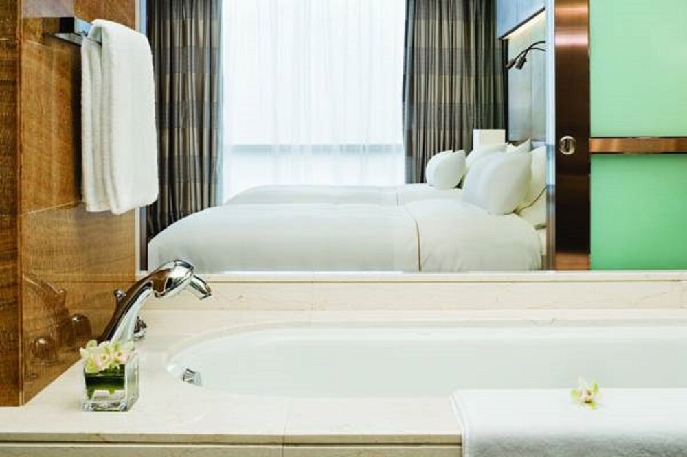 Deep Soaking Bathtub