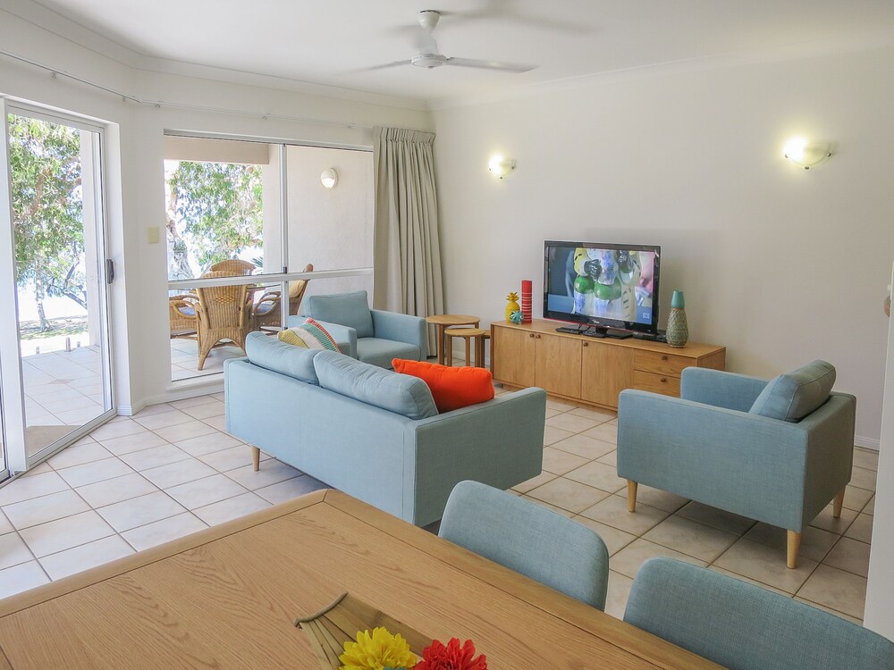 Suite, 2 Bedrooms - Living Room