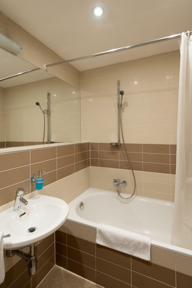 Standard Apartment, 2 Double Beds - Bathroom