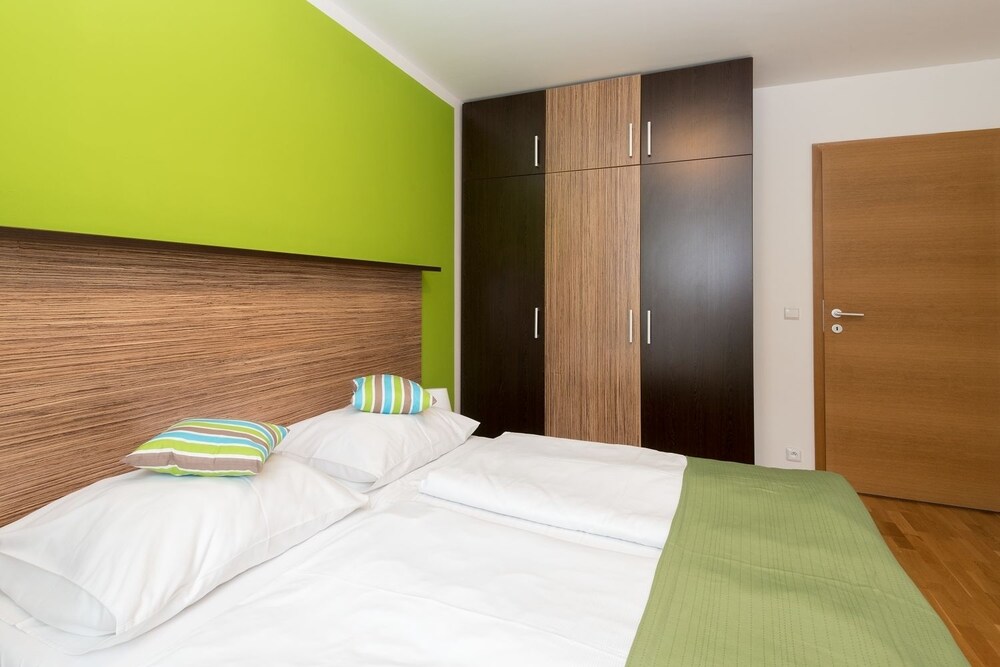 Standard Apartment, 3 Twin Beds - Guestroom