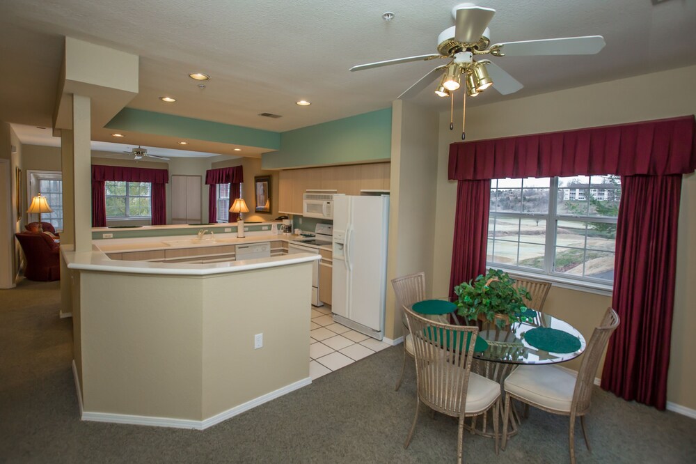 One Bedroom Condo - In-Room Dining