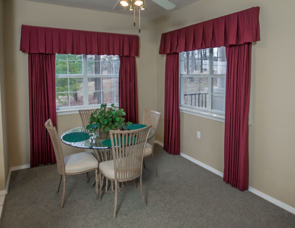 One Bedroom Condo - In-Room Dining