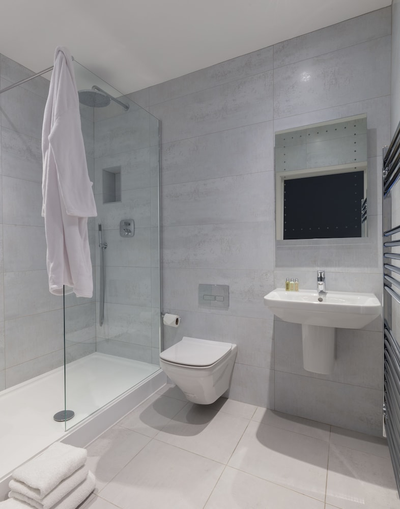 Club Apartment, 1 Bedroom, Kitchen - Bathroom Shower