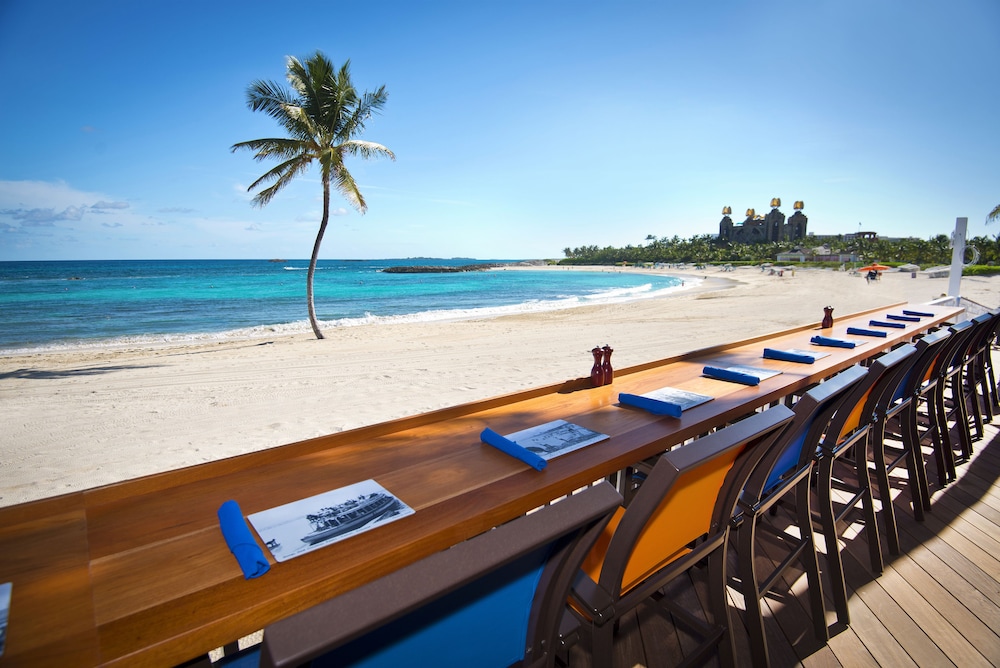 Outdoor dining, The Cove at Atlantis