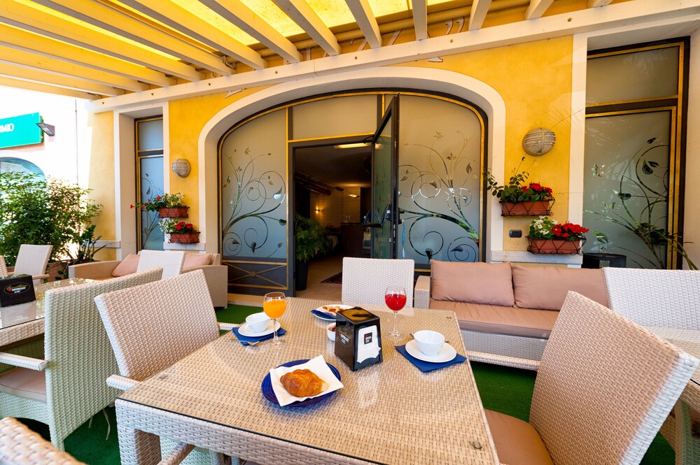 Hotel Bar