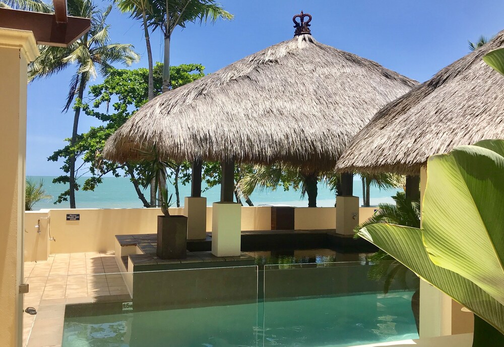 Four Bedroom Beachfront Apartment - Courtyard View