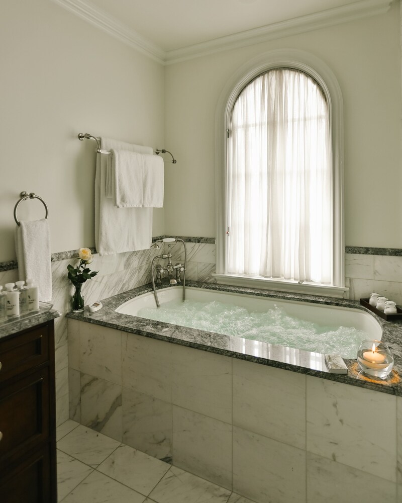Deep Soaking Bathtub