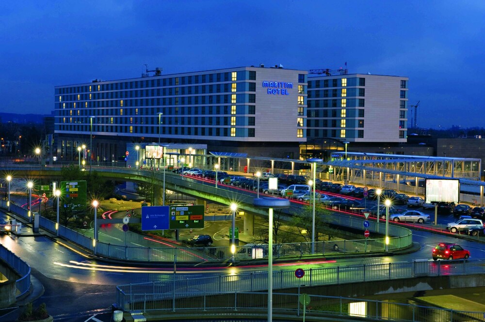 Hotelfassade am Abend/bei Nacht