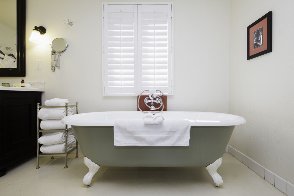 Deep Soaking Bathtub