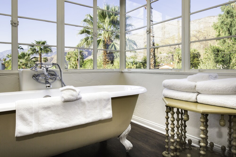 Deep Soaking Bathtub