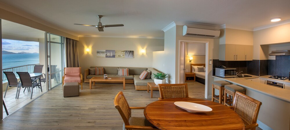 Deluxe Apartment, Sea View - Living Area