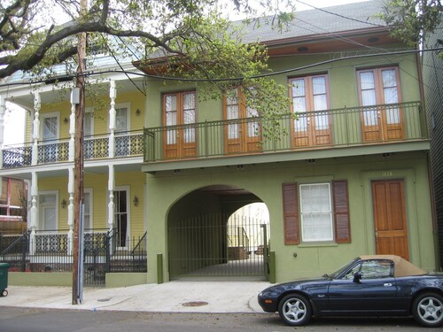 Prytania Oaks Hotel