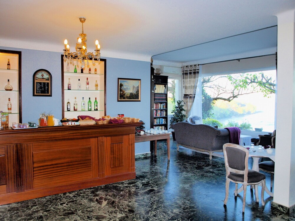 Hotel Lounge