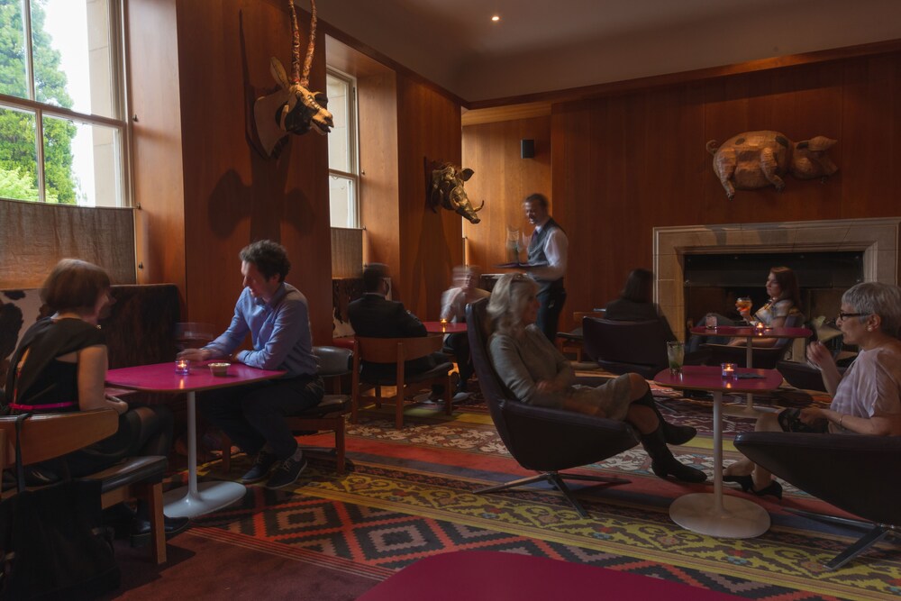 Hotel Bar