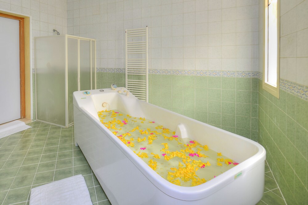 Deep Soaking Bathtub
