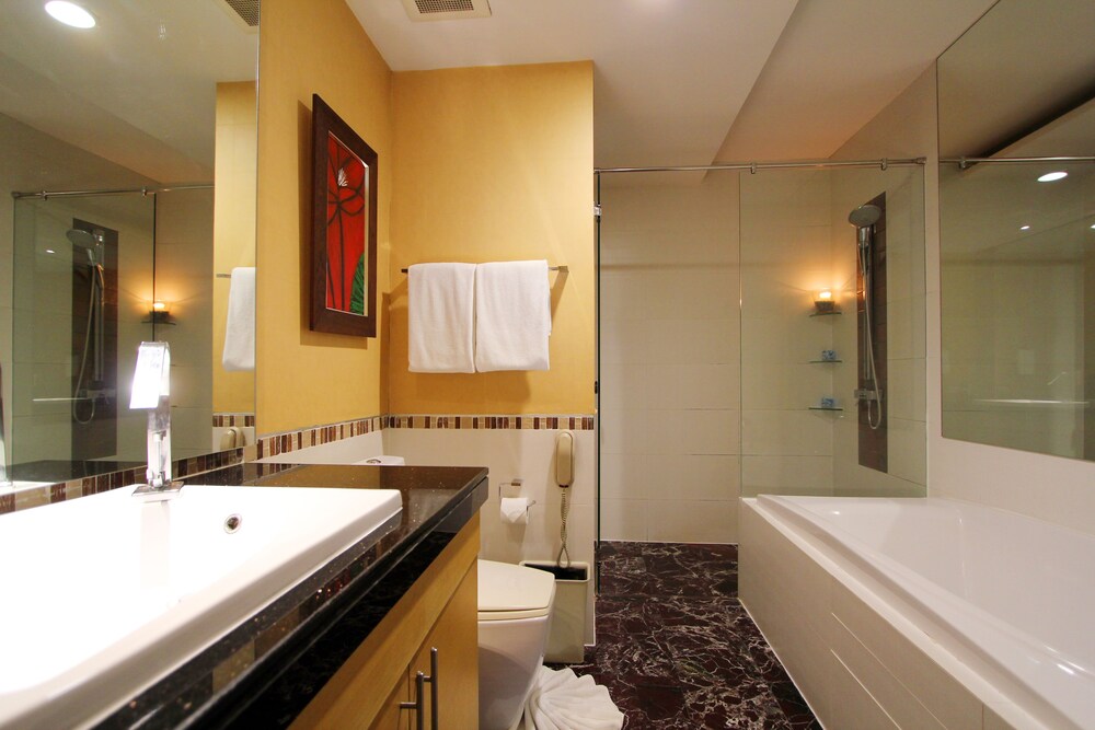 Deluxe Room, 1 Bedroom - Bathroom