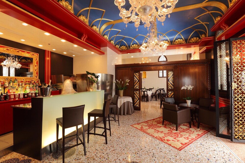 Hotel Bar
