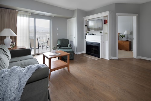 Rivertide Suites Hotel