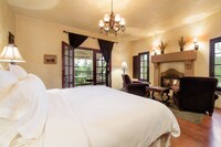 Kenwood King Spa Guestroom